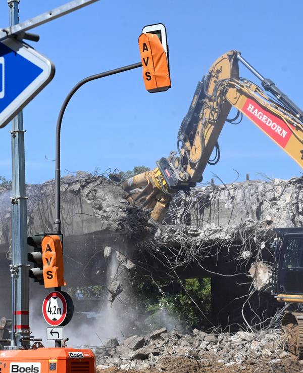 Die Vorlandbrücke (A565) der Nordbrücke Bonn wird seit diesem Wochenende abgerissen.