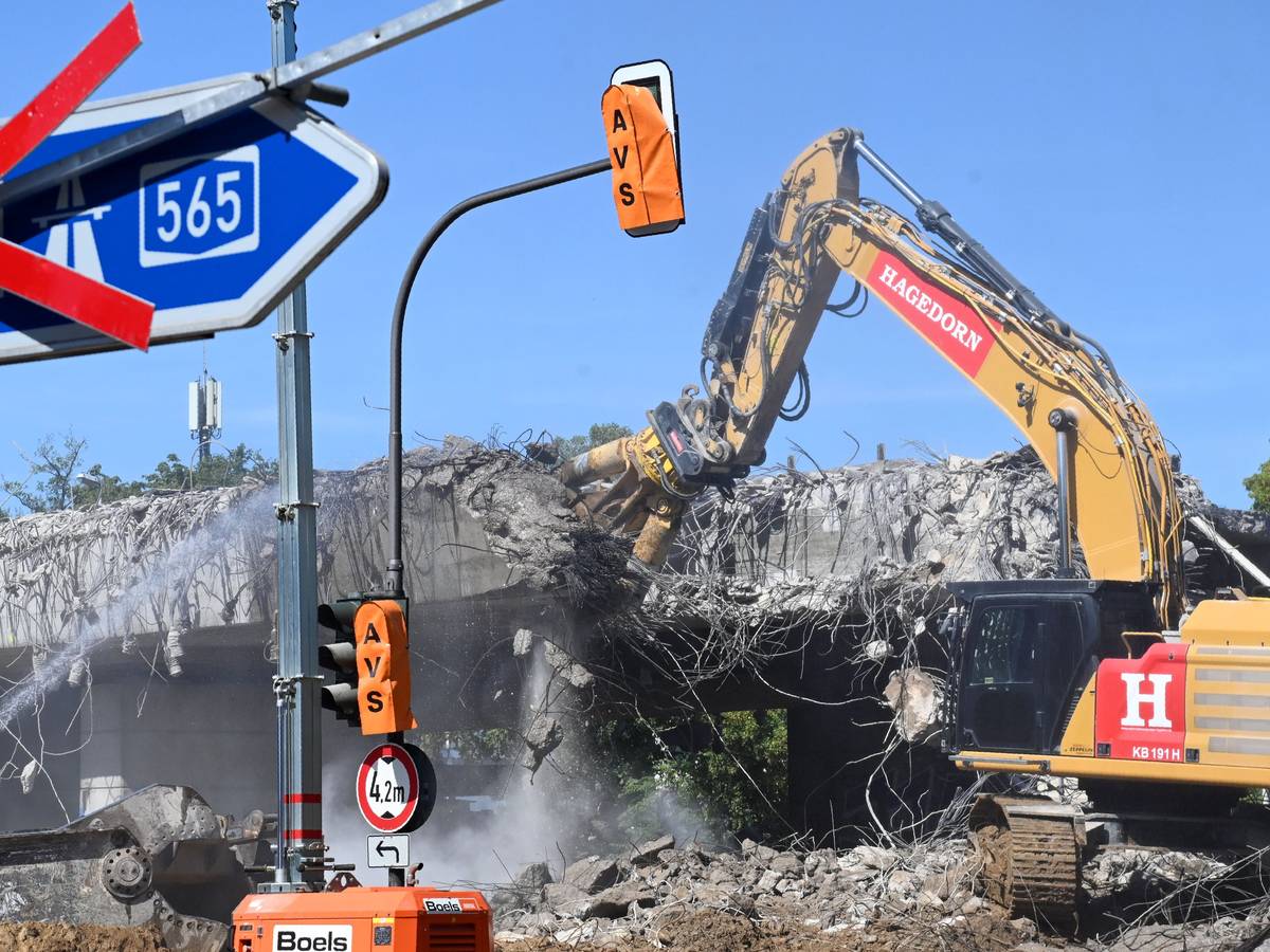 Die Vorlandbrücke (A565) der Nordbrücke Bonn wird seit diesem Wochenende abgerissen.