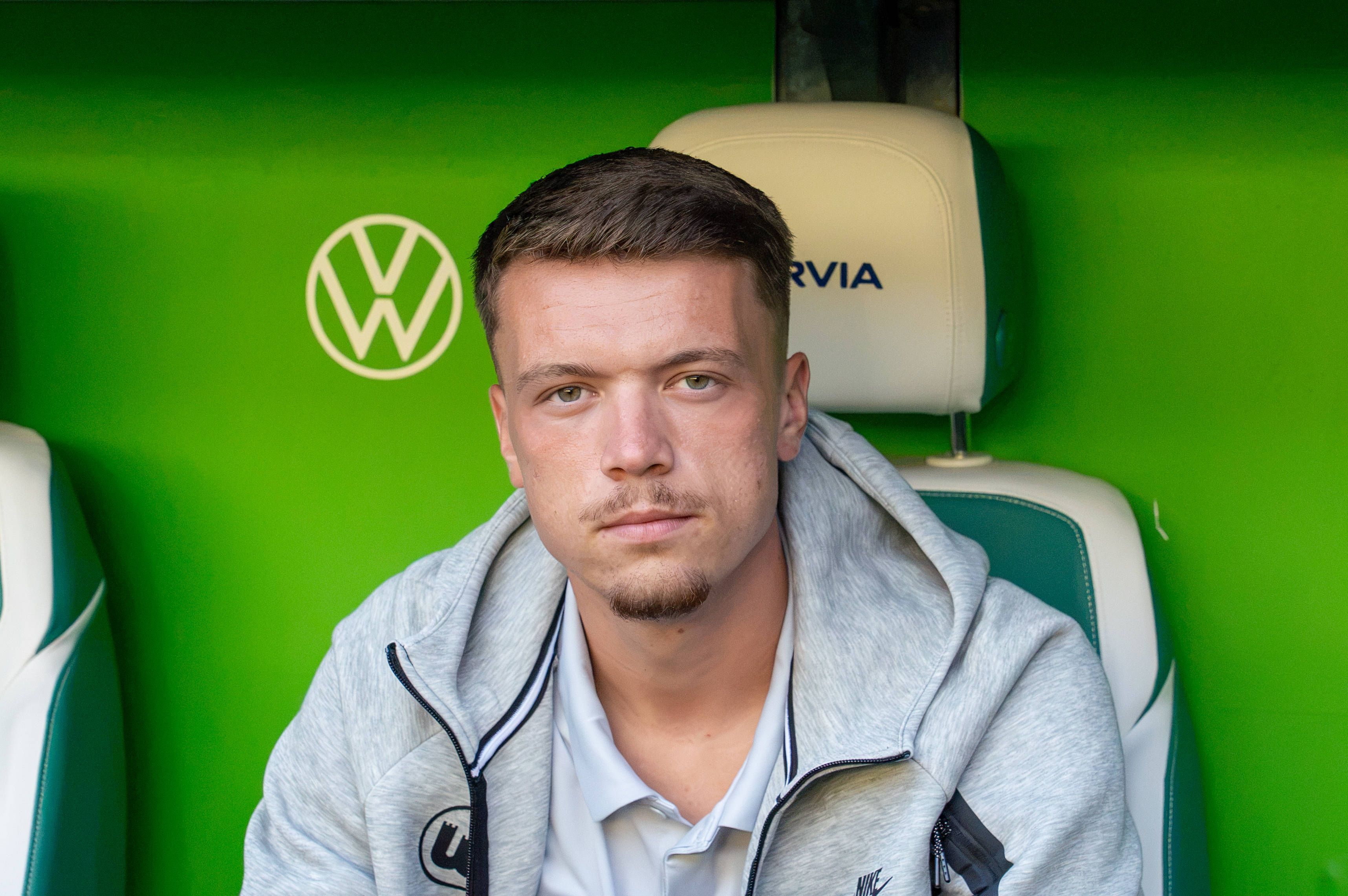 Dzenan Pejcinovic sitzt auf der Bank.