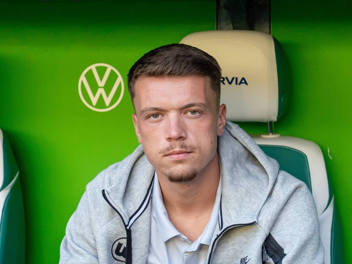 Dzenan Pejcinovic sitzt auf der Bank.