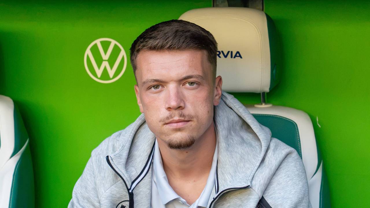 Dzenan Pejcinovic sitzt auf der Bank.