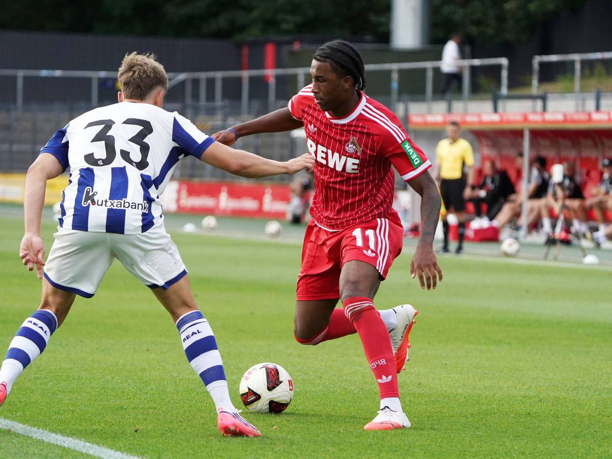 Reigan Heskey geht ins Duell gegen einen Spieler von San Sebastián.