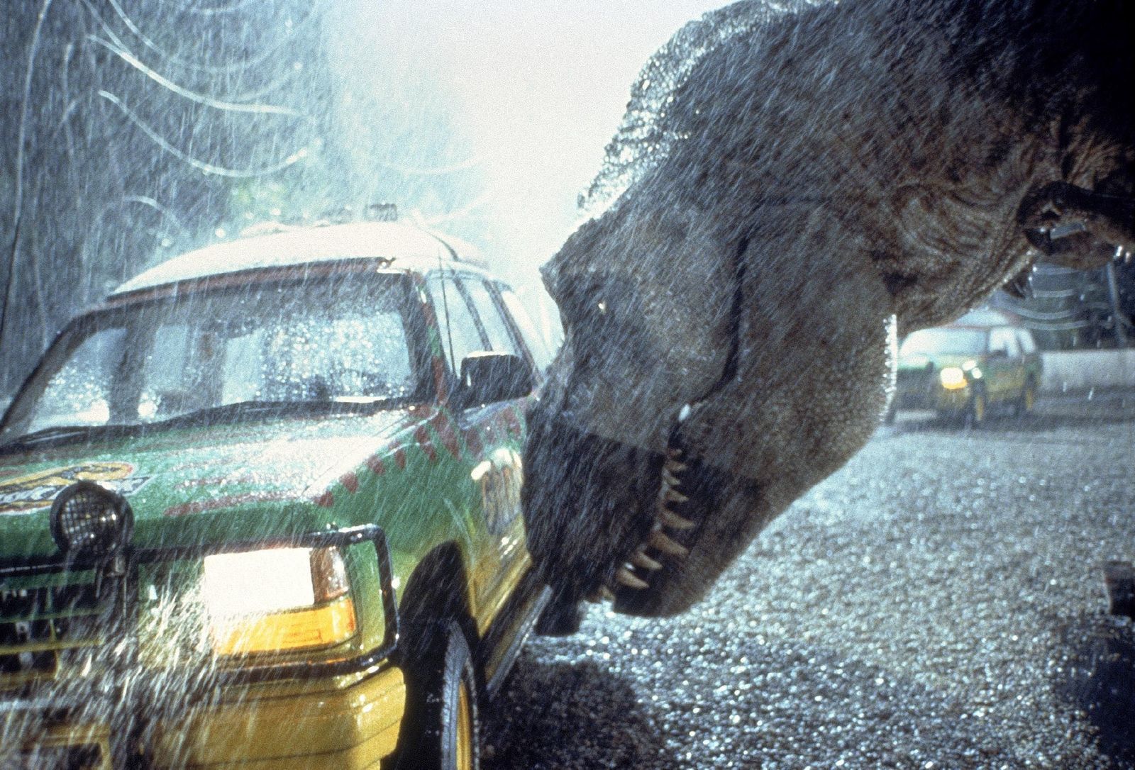 Ein ausgebrochener Dinosaurier macht alles um ihn herum dem Erdboden gleich.  (Bild: RTL / Universal Studios)