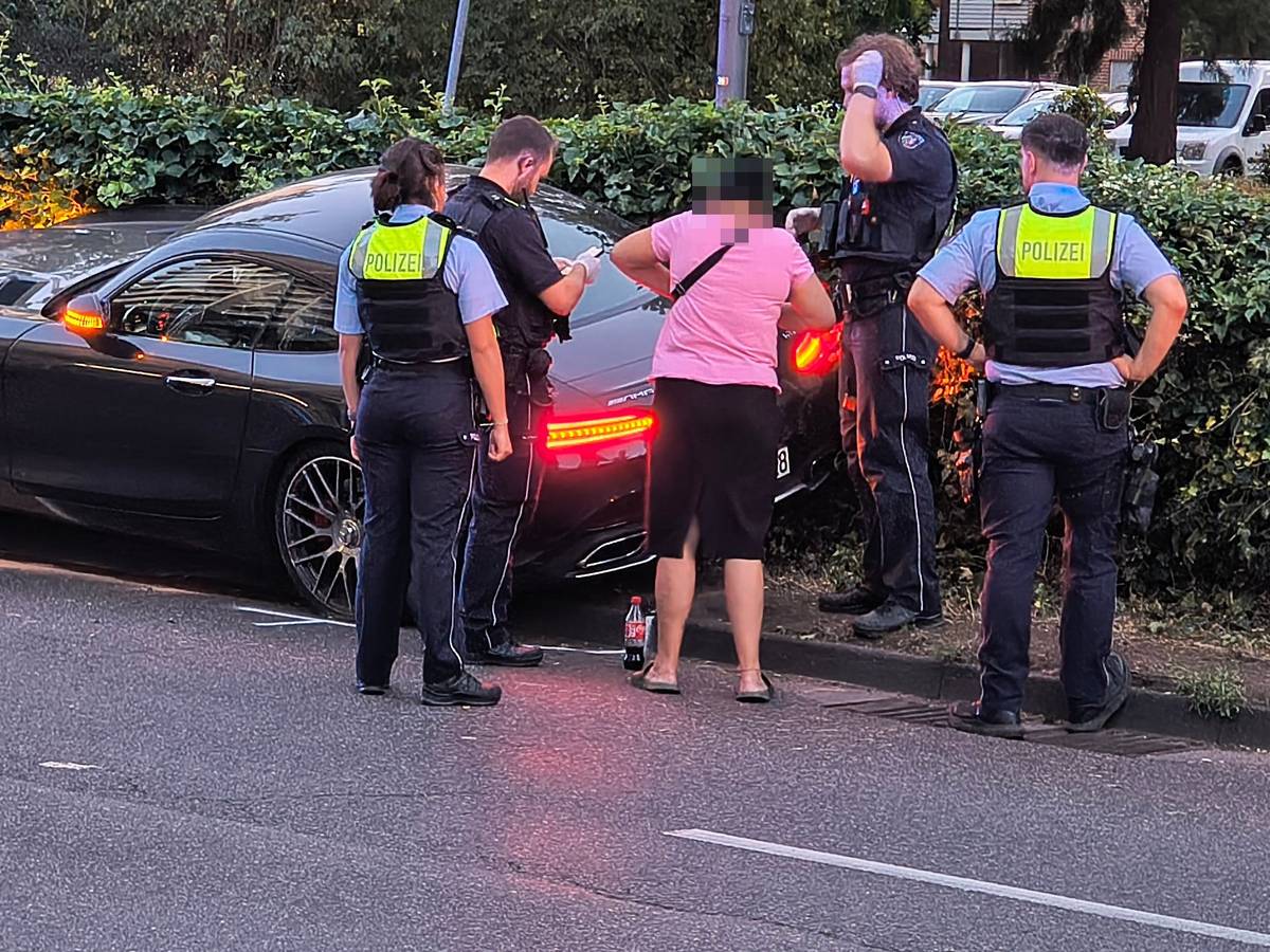 Mit diesem Mercedes-AMG war der junge Mann in falscher Richtung auf der Boltensternstraße unterwegs.