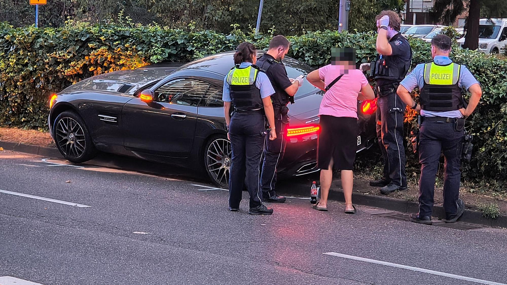 Mit diesem Mercedes-AMG war der junge Mann in falscher Richtung auf der Boltensternstraße unterwegs.