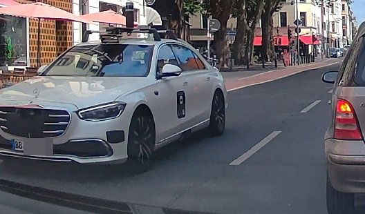 Dieser Spezial-Mercedes fährt aktuell durch Köln. Unter anderem wurde er in Neu-Ehrenfeld gesichtet.