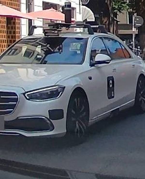 Dieser Spezial-Mercedes fährt aktuell durch Köln. Unter anderem wurde er in Neu-Ehrenfeld gesichtet.