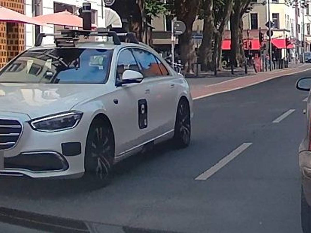 Dieser Spezial-Mercedes fährt aktuell durch Köln. Unter anderem wurde er in Neu-Ehrenfeld gesichtet.