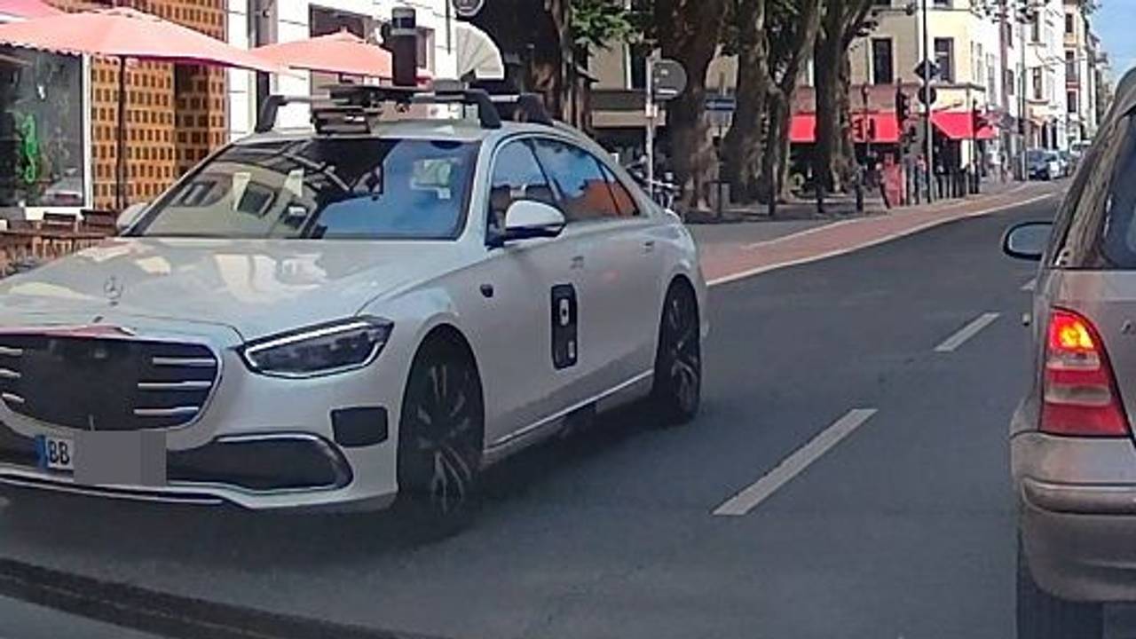 Dieser Spezial-Mercedes fährt aktuell durch Köln. Unter anderem wurde er in Neu-Ehrenfeld gesichtet.