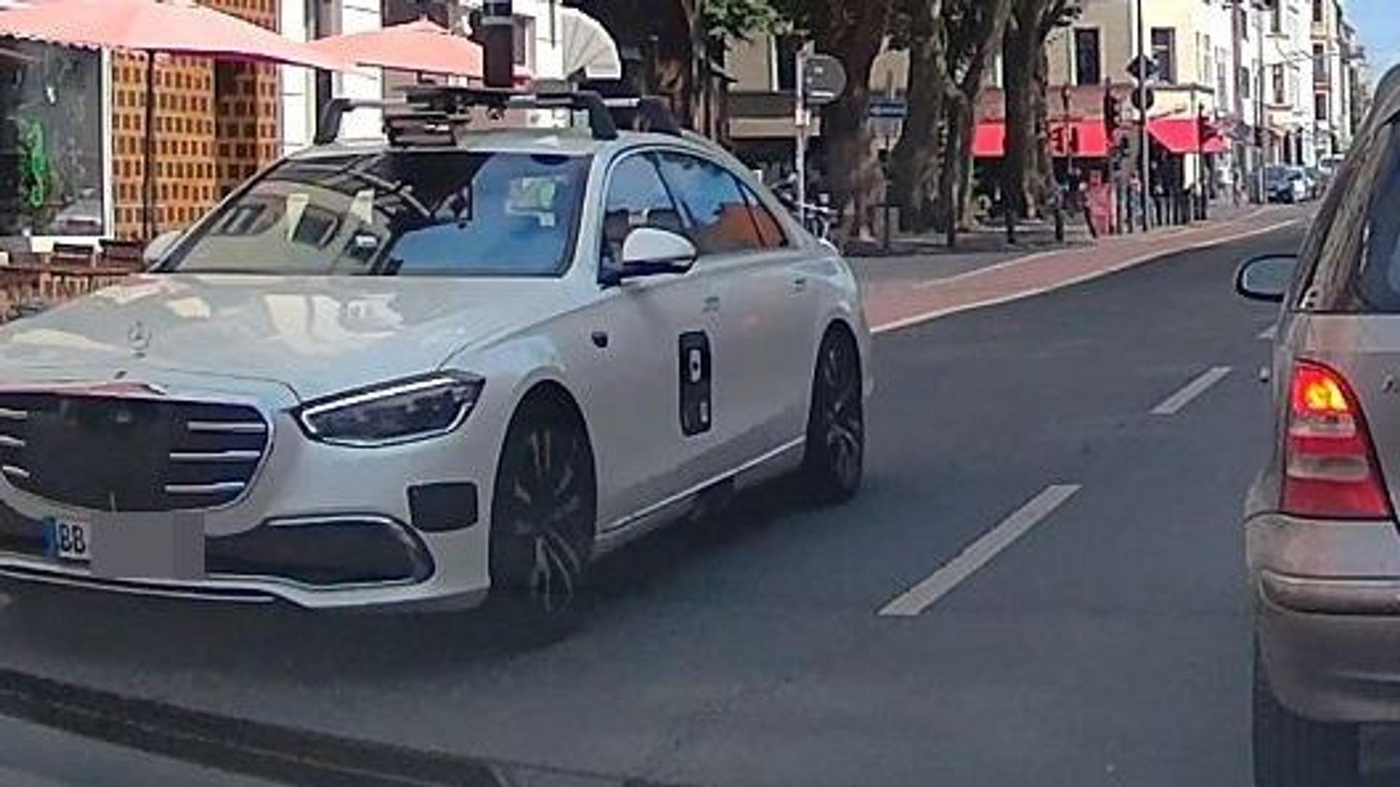 Dieser Spezial-Mercedes fährt aktuell durch Köln. Unter anderem wurde er in Neu-Ehrenfeld gesichtet.