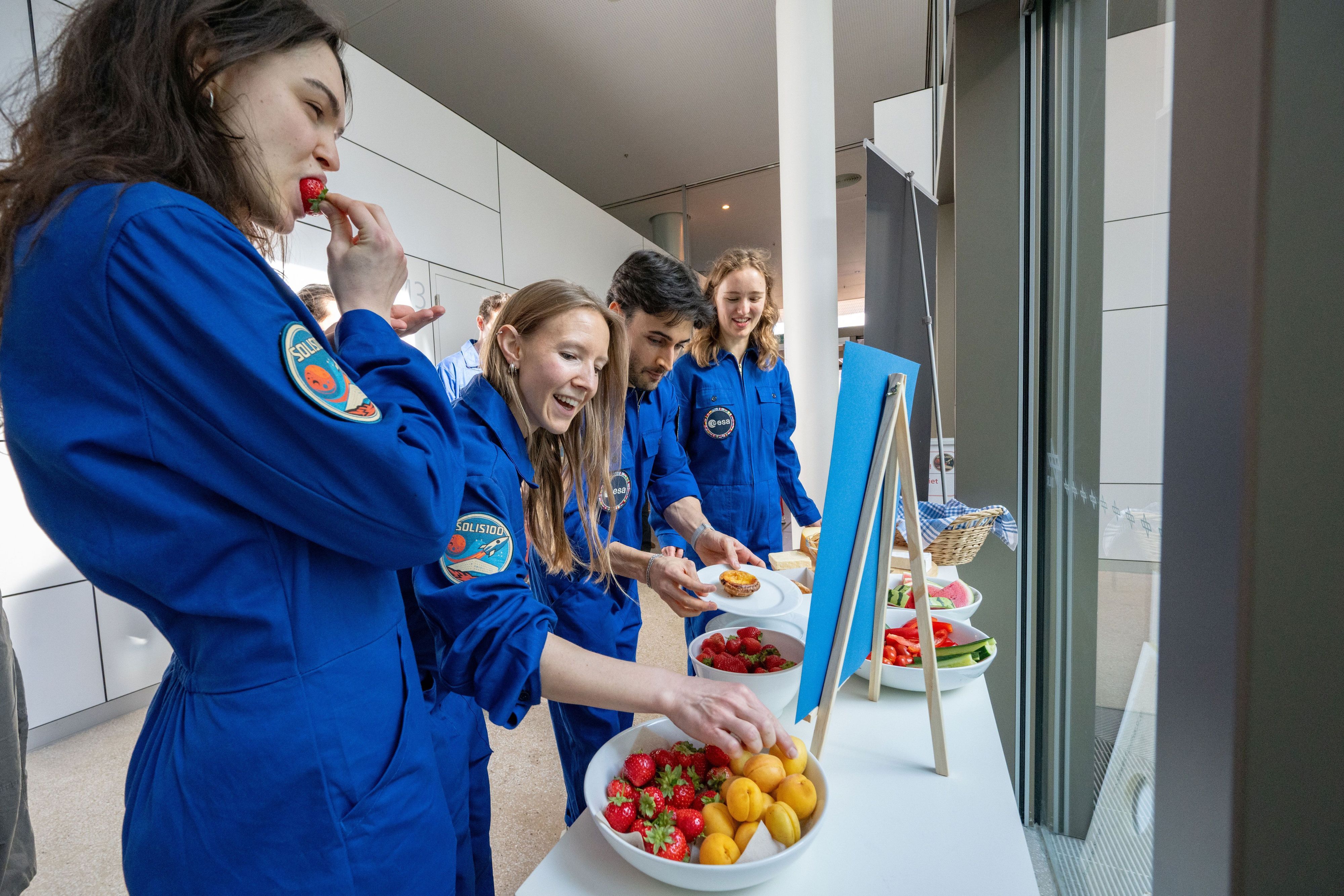 Die Testpersonen freuen sich über die bereitgestellten Früchte.