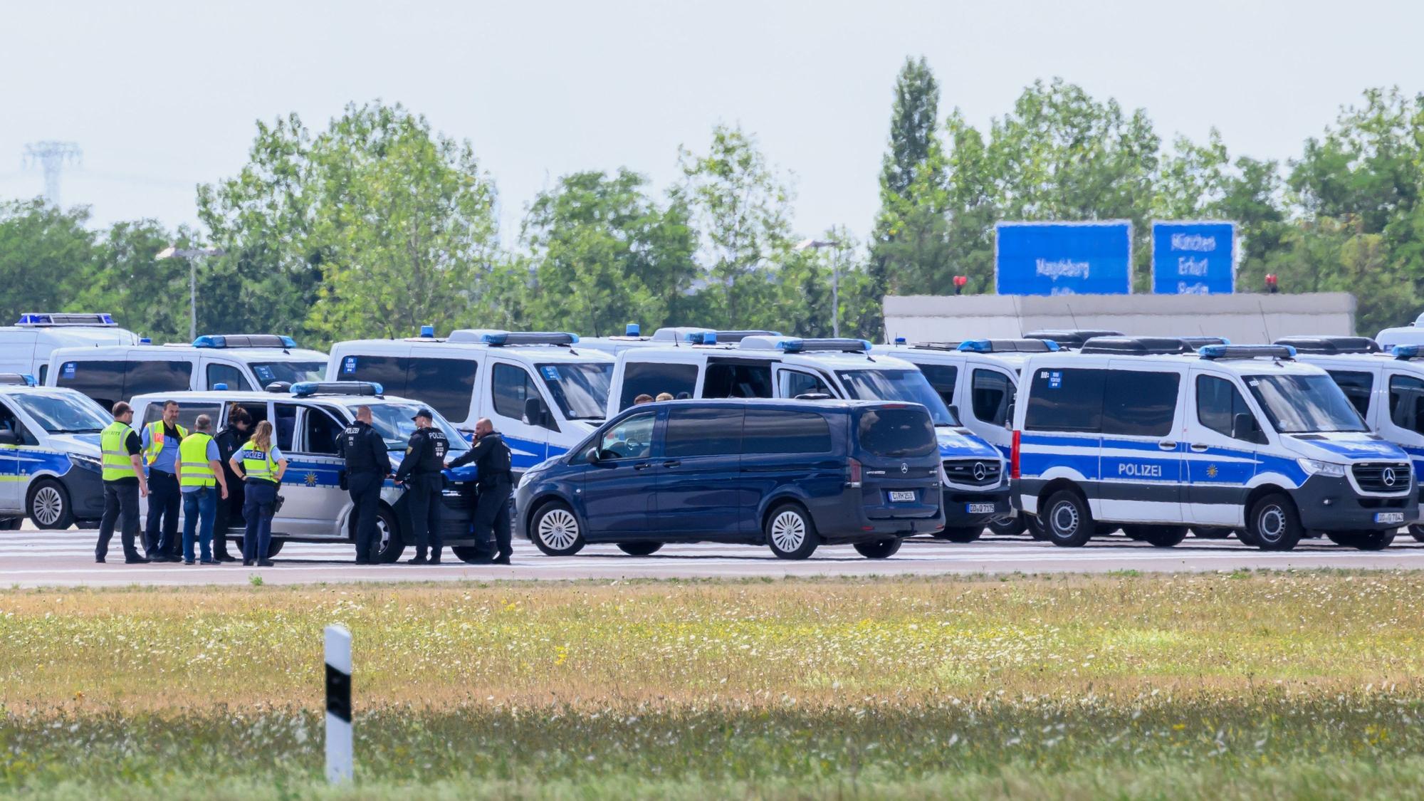 Einsatzkräfte der Polizei sind am Ende der Start-und-Lande-Bahn Nord des Flughafens Leipzig/Halle unterwegs.