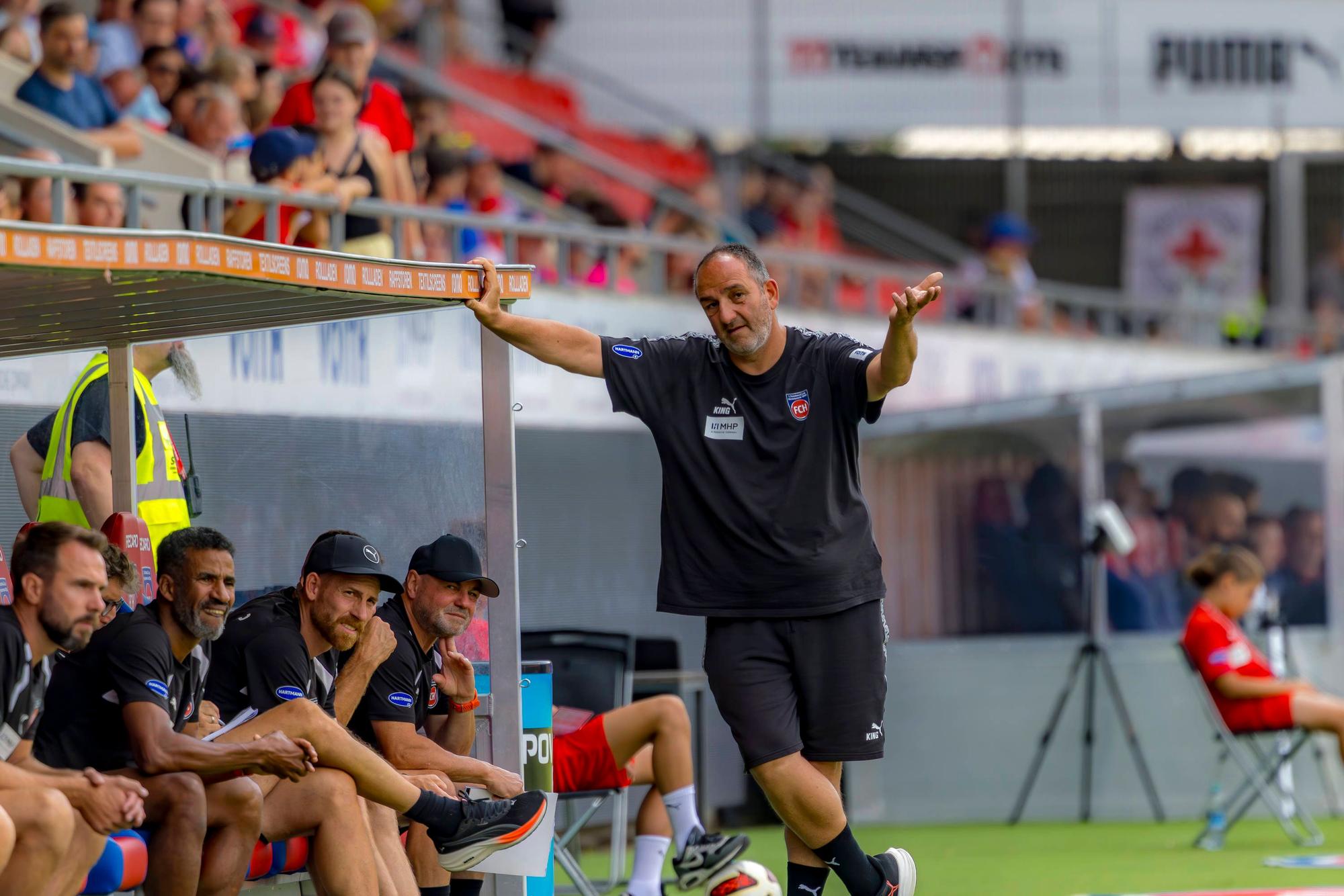 Heidenheim, Deutschland 01. August 2026: Testspiel - 2026/2027 - 1. FC Heidenheim 1846 gegen FC Ingolstadt 04 Im Bild: Trainer Frank Schmidt FCH Voith-Arena Bayern *** Heidenheim, Germany, August 1, 2026 Friendly Match 20262027: 1. FC Heidenheim 1846 vs. FC Ingolstadt 04 Pictured: Coach Frank Schmidt, FCH, Voith Arena, Bavaria Copyright: xFotostandx/xSchäferx