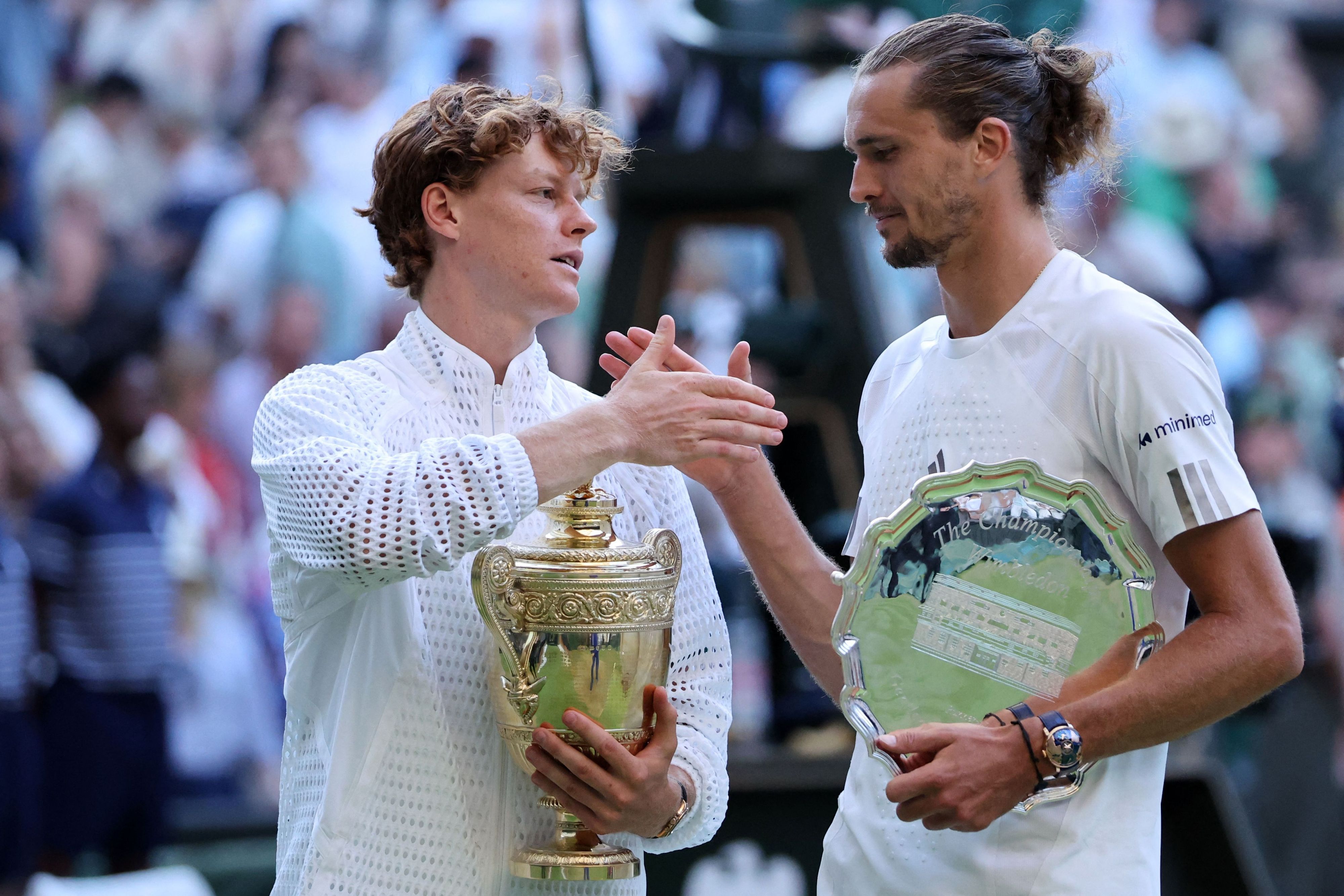 Wimbledonsieger Jannik Sinner und Finalist Alexander Zverev bei der Siegerehrung.