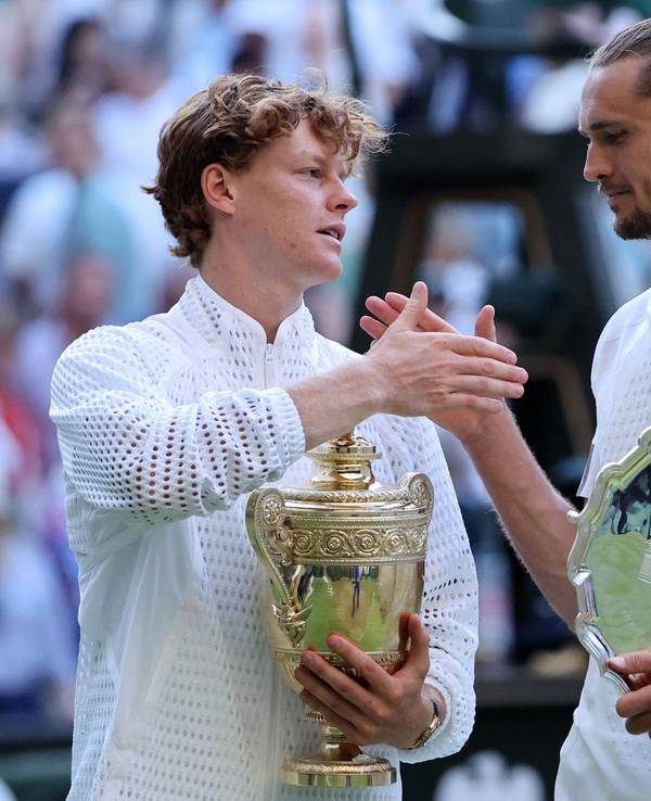 Wimbledonsieger Jannik Sinner und Finalist Alexander Zverev bei der Siegerehrung.