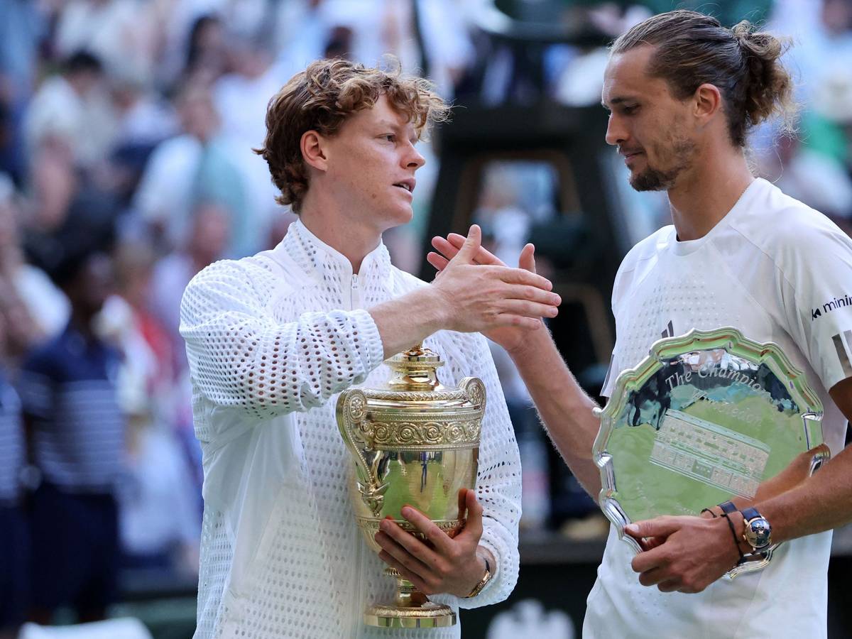 Wimbledonsieger Jannik Sinner und Finalist Alexander Zverev bei der Siegerehrung.
