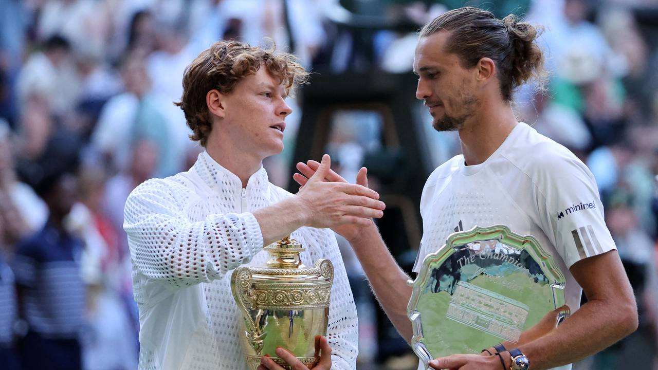 Wimbledonsieger Jannik Sinner und Finalist Alexander Zverev bei der Siegerehrung.