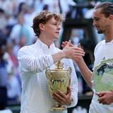 Wimbledonsieger Jannik Sinner und Finalist Alexander Zverev bei der Siegerehrung.