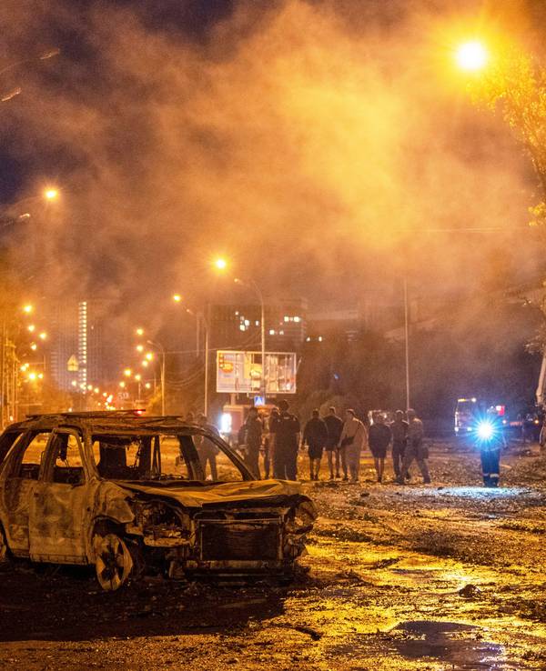 Ukraine, Kiew: Nach einem russischen Raketenangriff ist ein ausgebranntes Auto zu sehen.