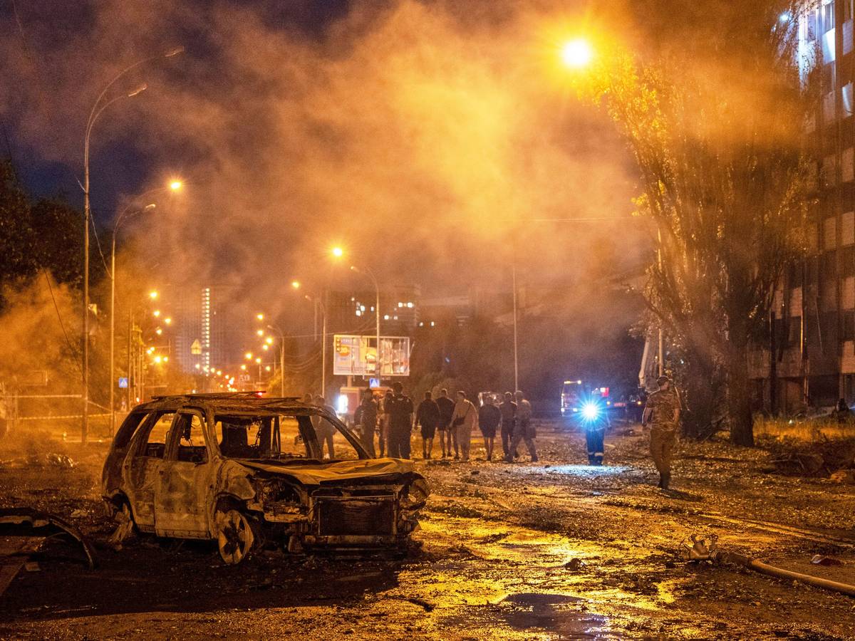 Ukraine, Kiew: Nach einem russischen Raketenangriff ist ein ausgebranntes Auto zu sehen.