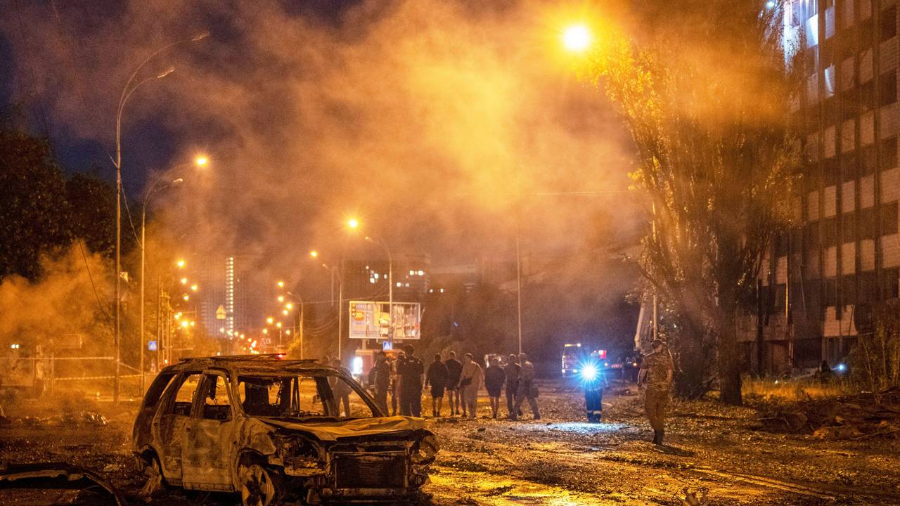 Ukraine, Kiew: Nach einem russischen Raketenangriff ist ein ausgebranntes Auto zu sehen.