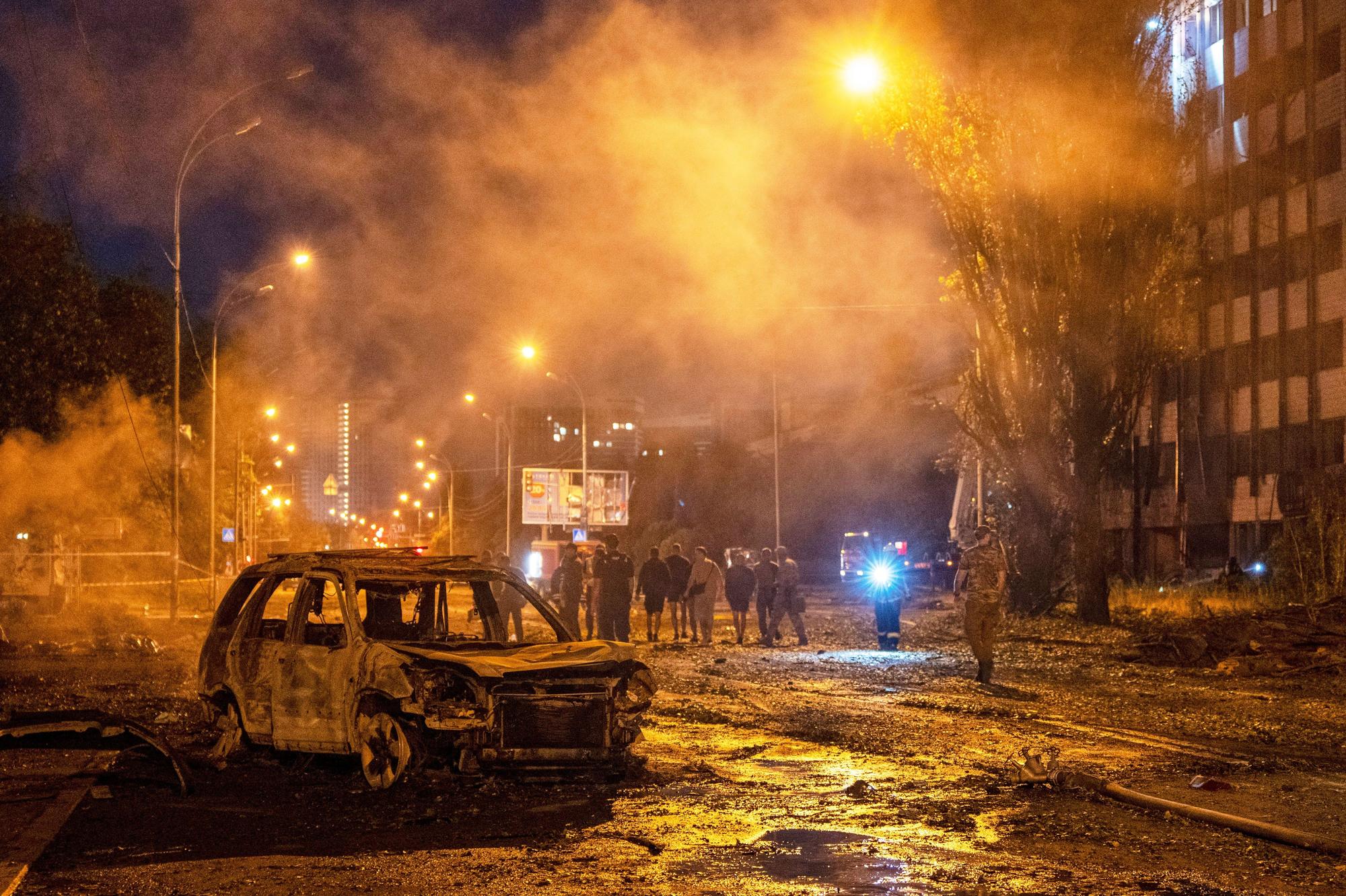 Ukraine, Kiew: Nach einem russischen Raketenangriff ist ein ausgebranntes Auto zu sehen.