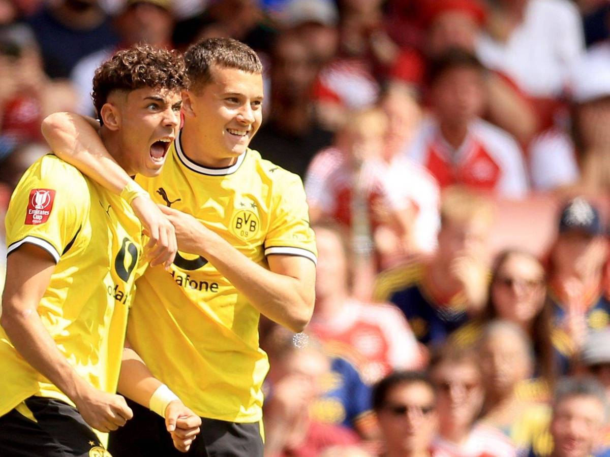 Samuele Inacio (l.) und Konstantinos Karetsas jubeln gemeinsam.