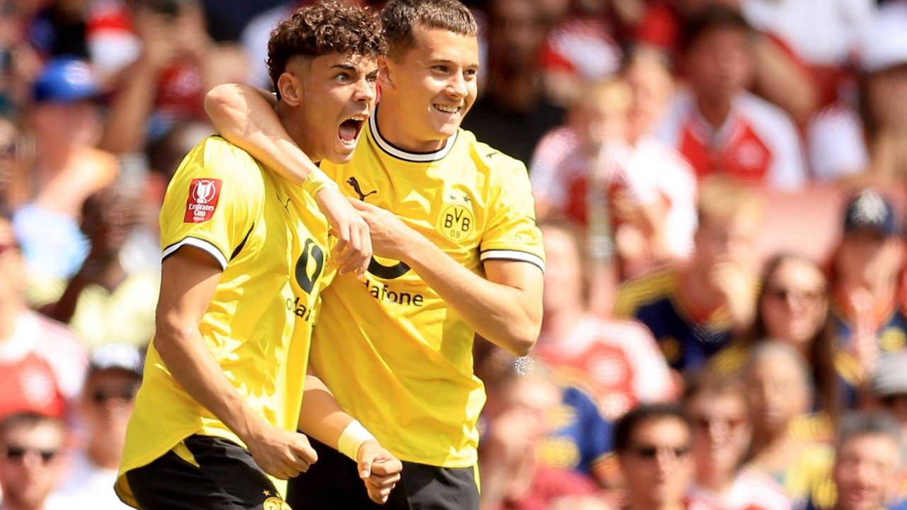 Samuele Inacio (l.) und Konstantinos Karetsas jubeln gemeinsam.