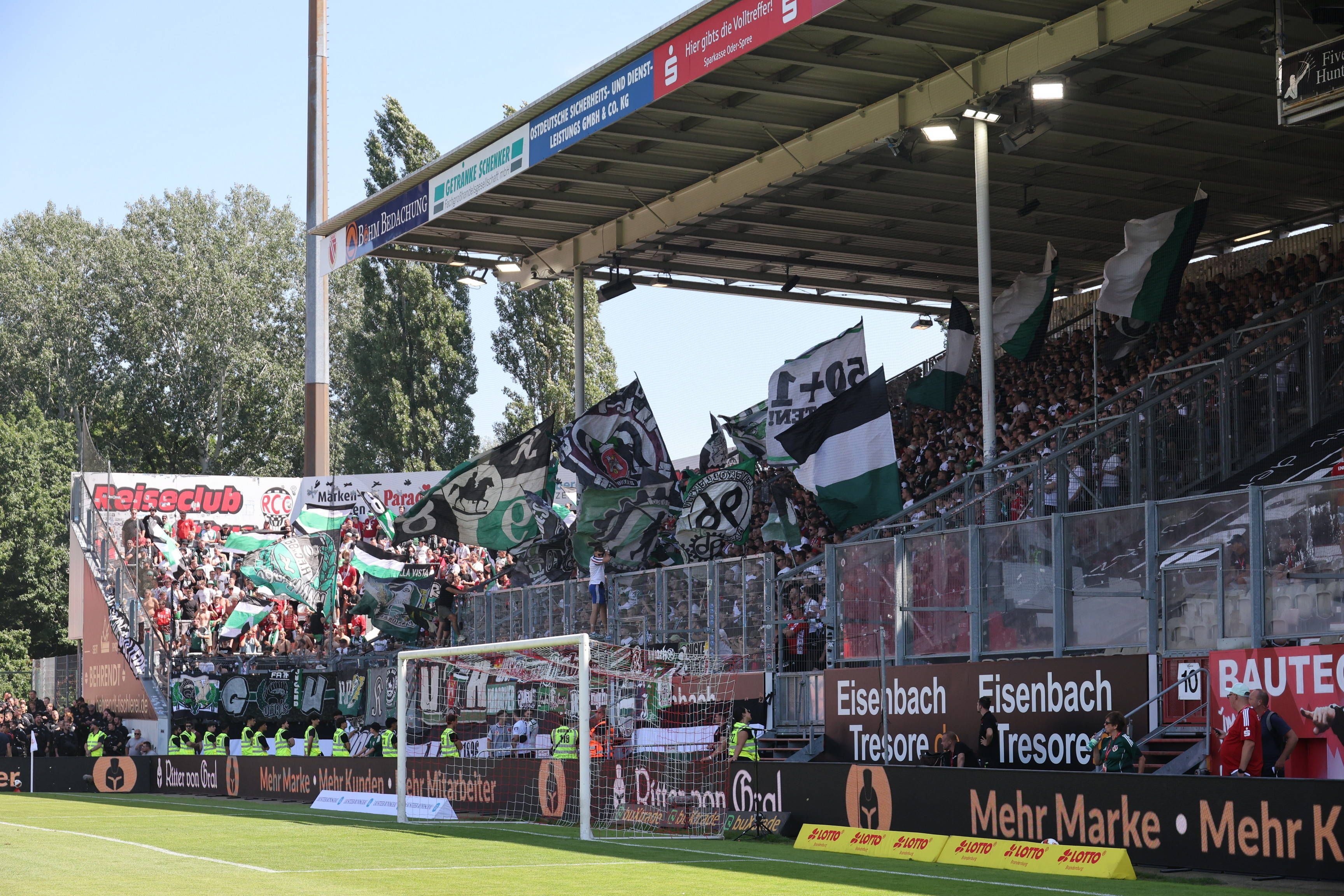 Fans von Hannover 96 im Auswärtsblock in Cottbus.