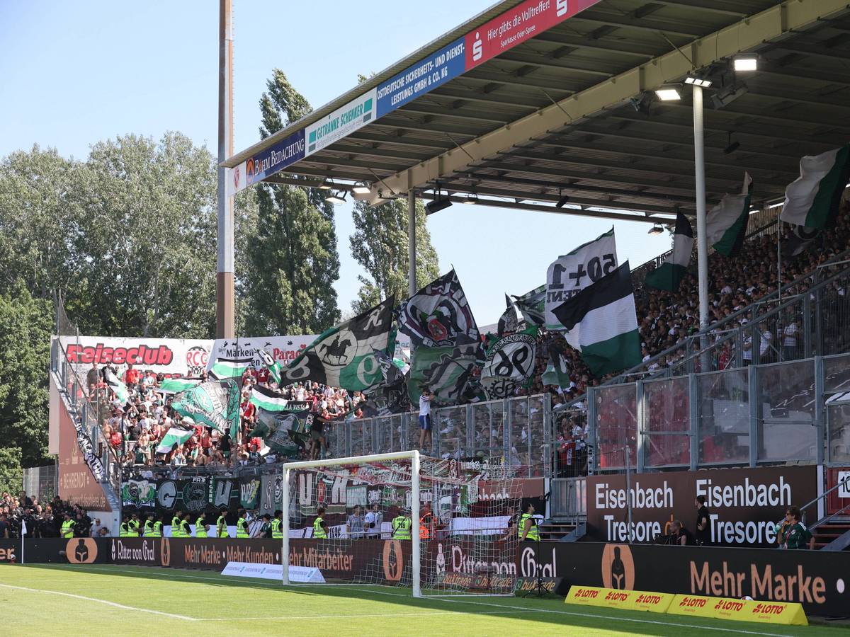Fans von Hannover 96 im Auswärtsblock in Cottbus.