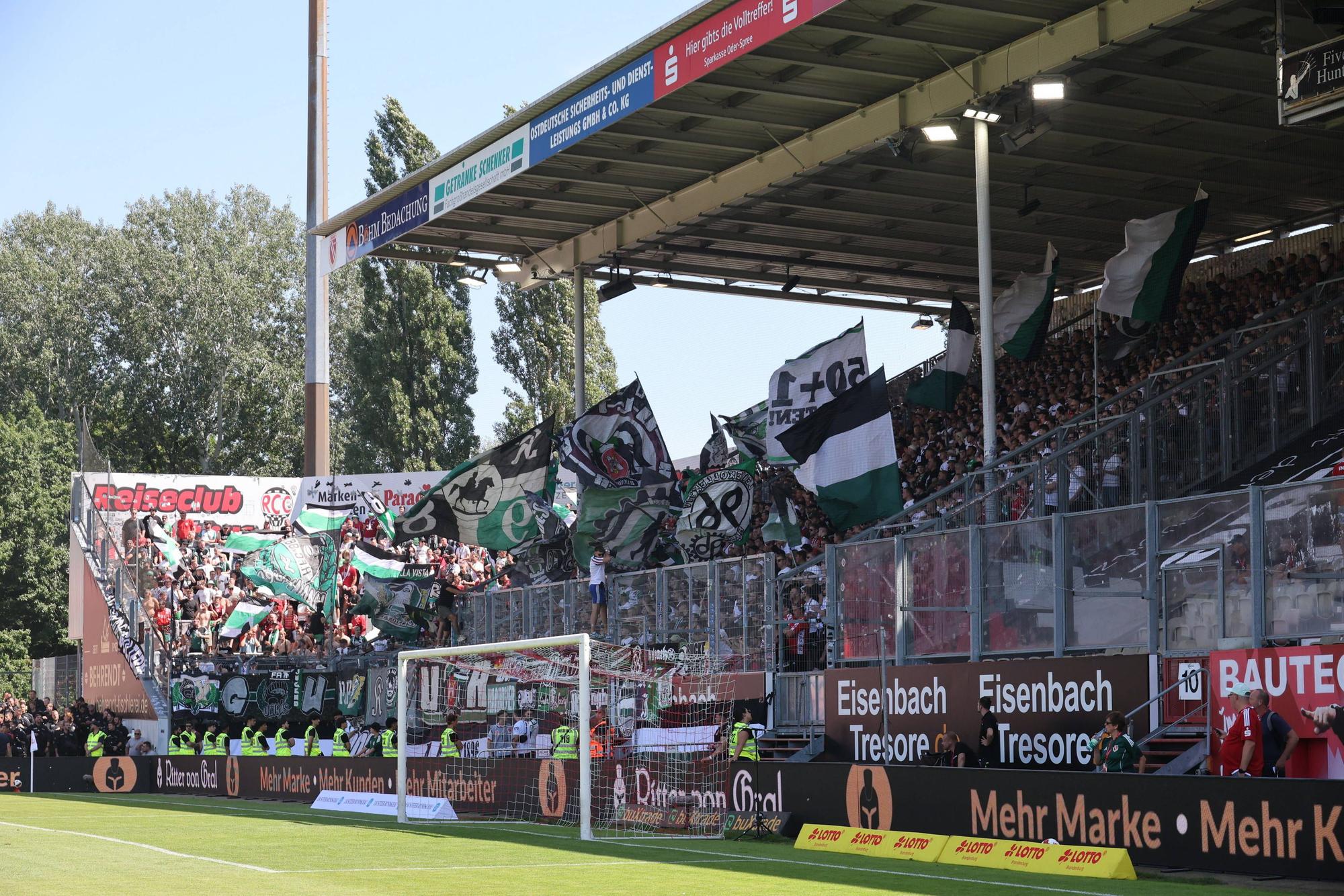 Fans von Hannover 96 im Auswärtsblock in Cottbus.