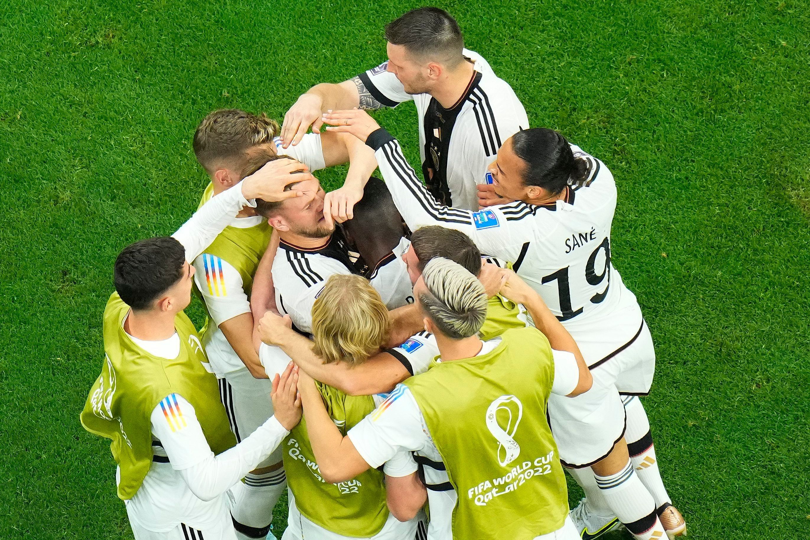 Niclas Füllkrug wird von seinen DFB-Teamkollegen nach einem Tor gefeiert.