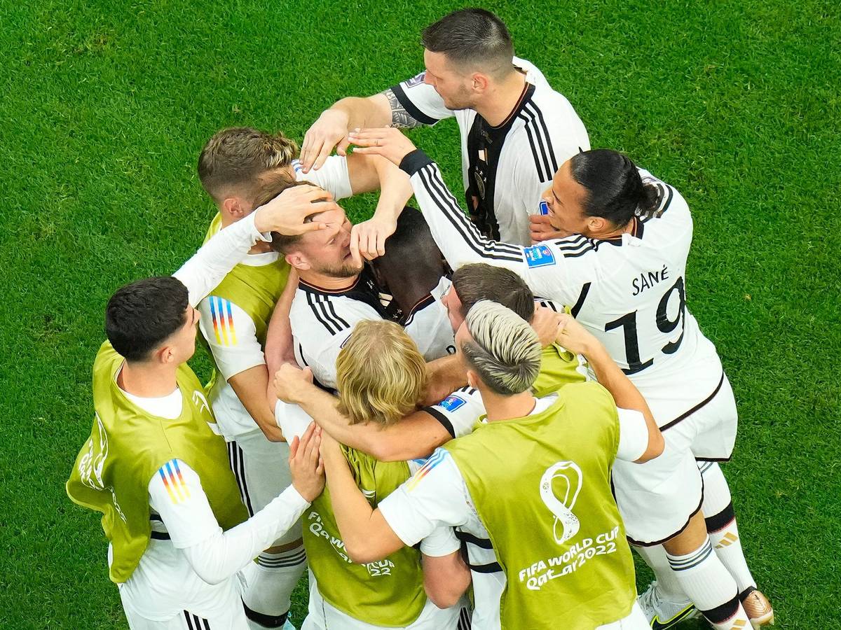 Niclas Füllkrug wird von seinen DFB-Teamkollegen nach einem Tor gefeiert.