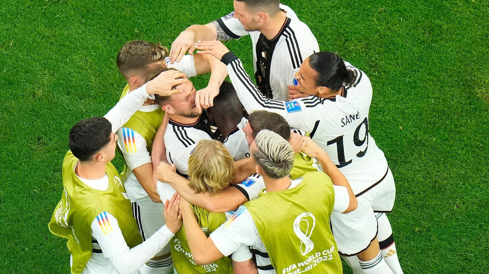 Niclas Füllkrug wird von seinen DFB-Teamkollegen nach einem Tor gefeiert.