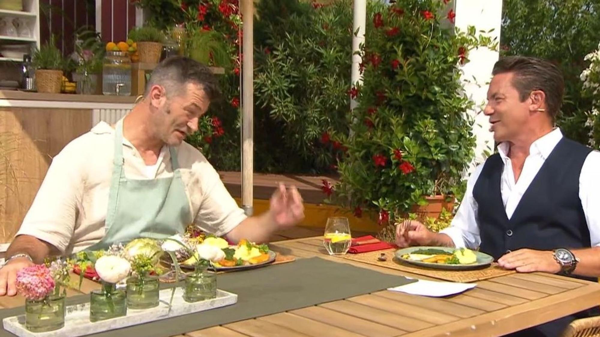 Achim Petry kochte für Stefan Mross einen Kindheitsklassiker: Fischstäbchen mit Kartoffelpüree, Spinat und Spiegelei. (Bild: Screenshot ARD)