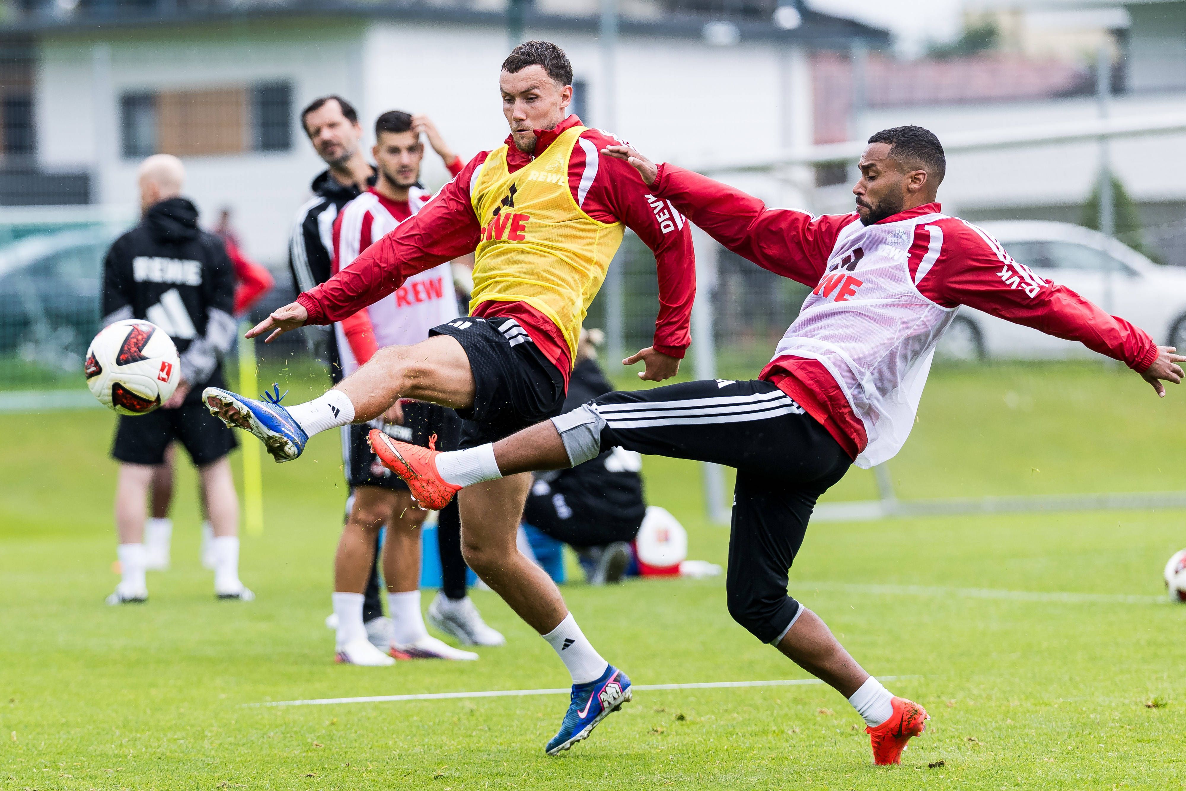 Linton Maina und Luca Waldschmidt im Duell.