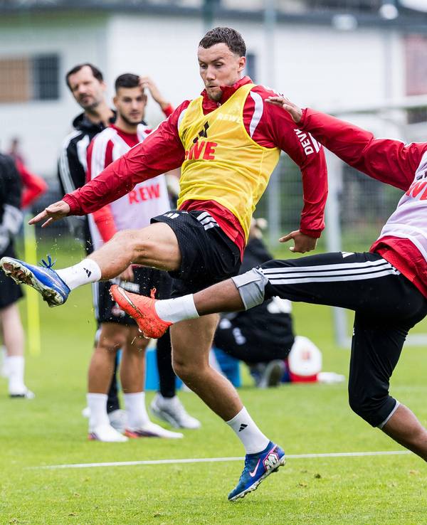 Linton Maina und Luca Waldschmidt im Duell.