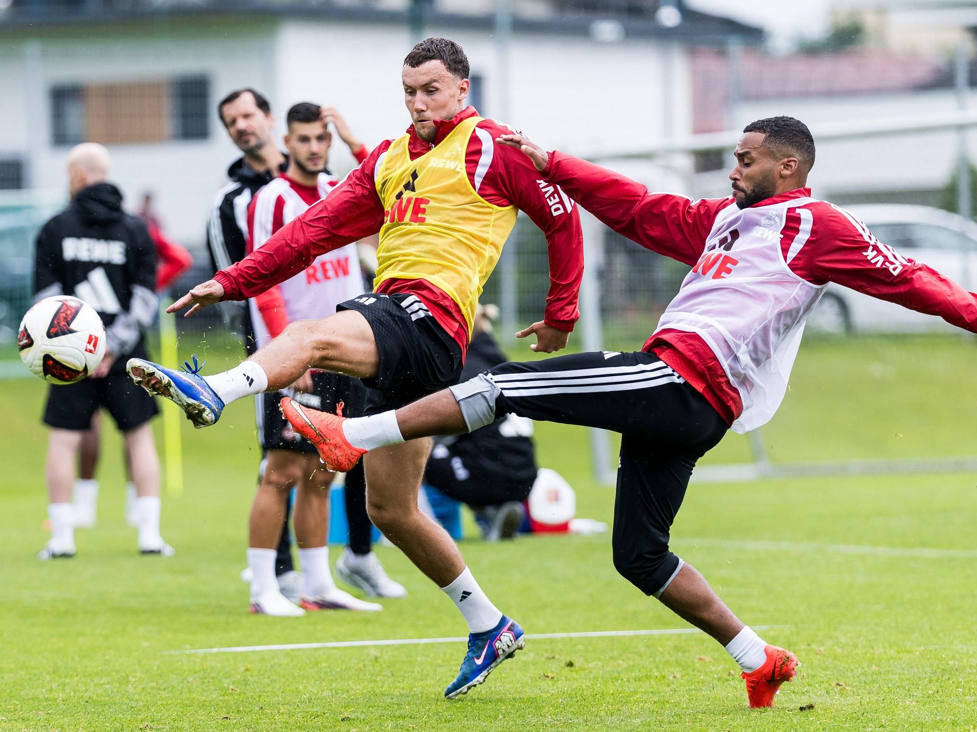 Linton Maina und Luca Waldschmidt im Duell.