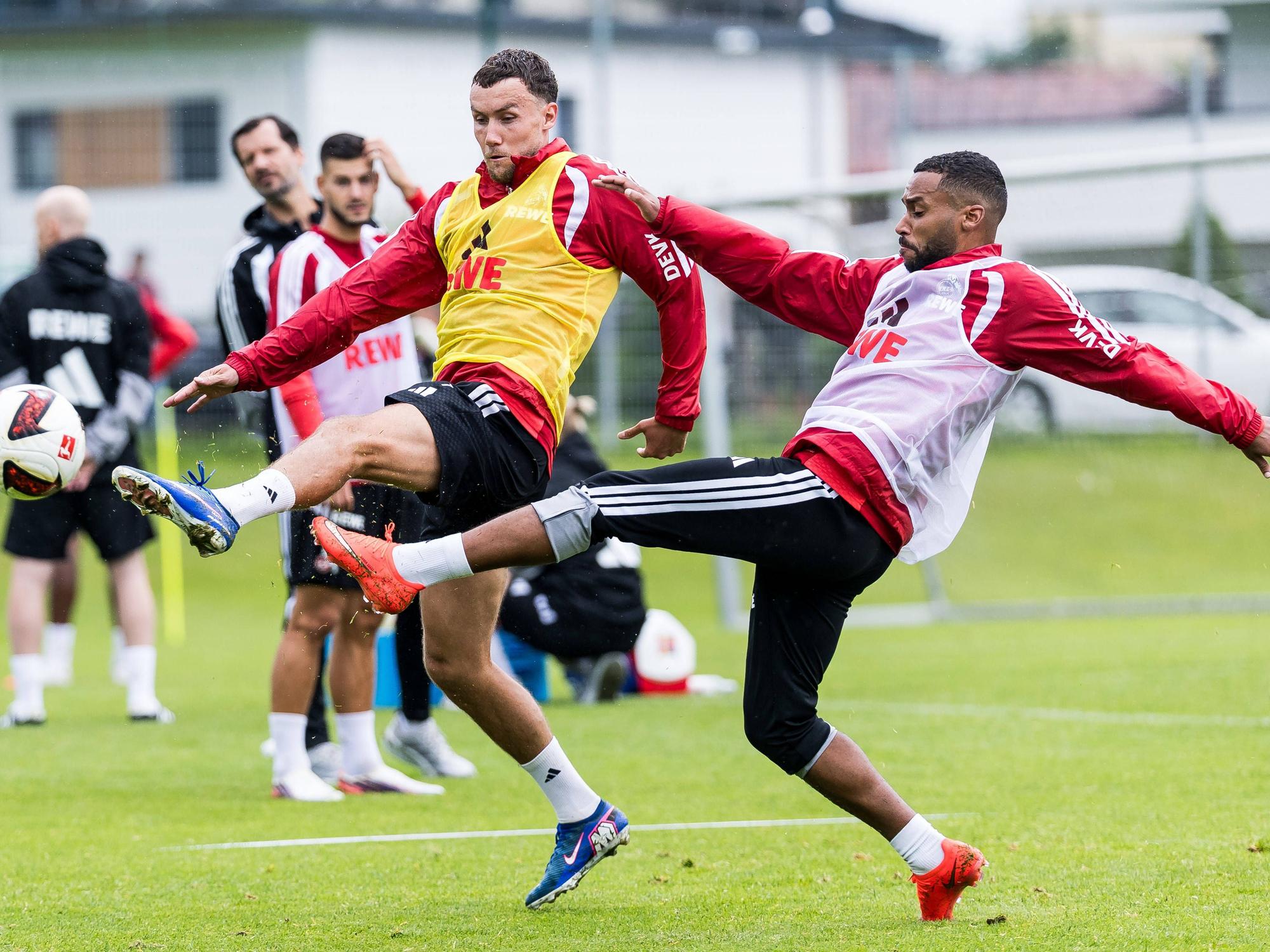 Luca Waldschmidt und Linton Maina im Duell.