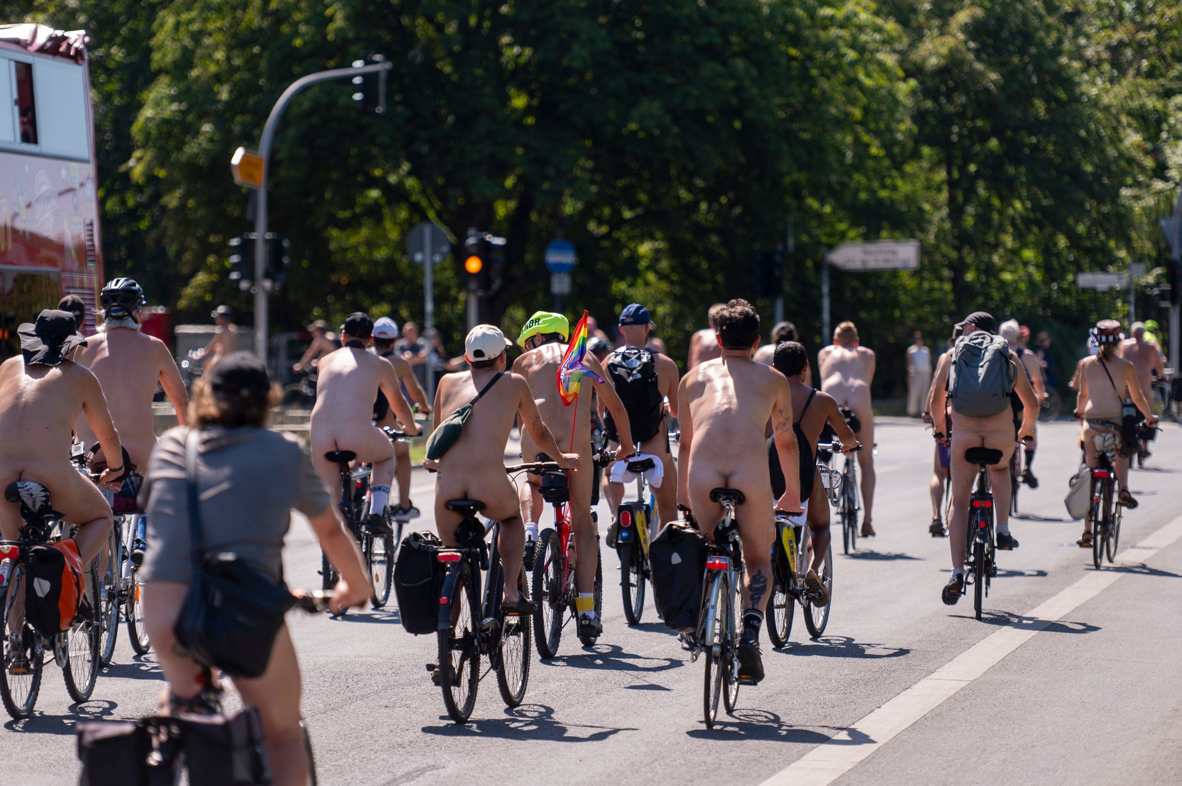 Menschen fahren nackt Fahrrad.