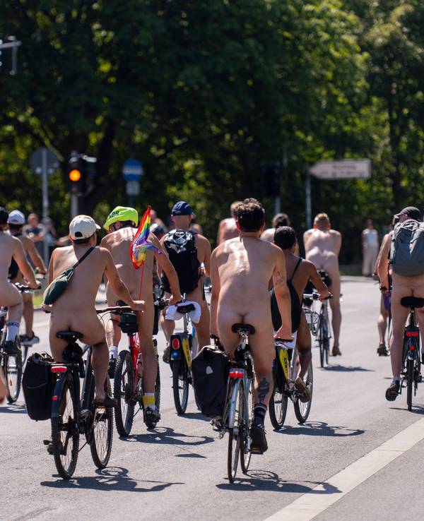 Menschen fahren nackt Fahrrad.