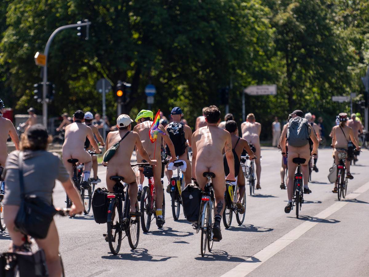 Menschen fahren nackt Fahrrad.