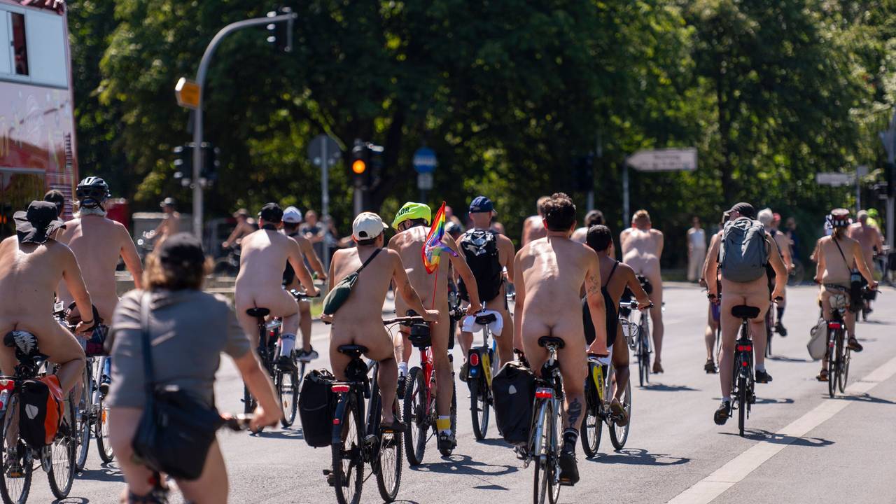 Menschen fahren nackt Fahrrad.