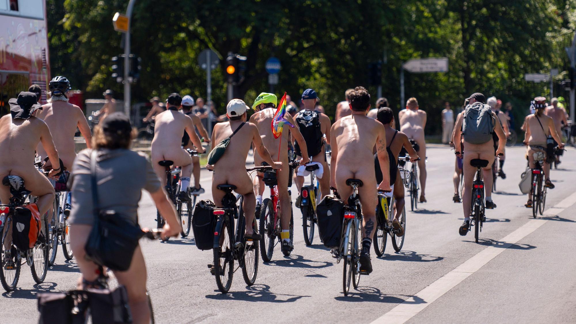 Menschen fahren nackt Fahrrad.