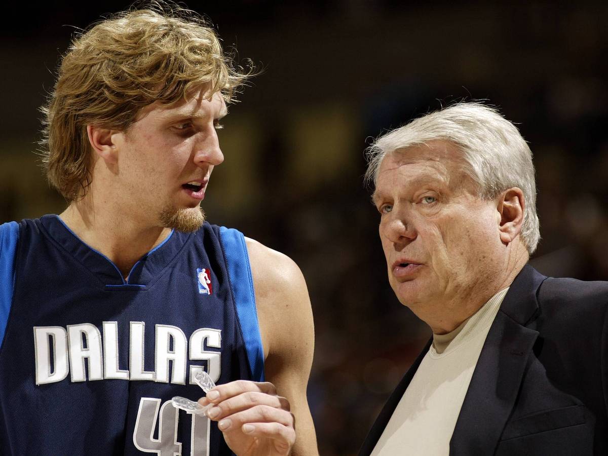 Dirk Nowitzki spricht mit Trainer Don Nelson.