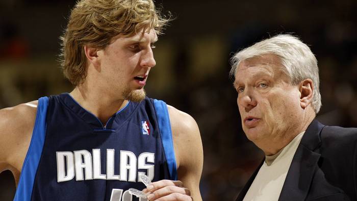 Dirk Nowitzki spricht mit Trainer Don Nelson.