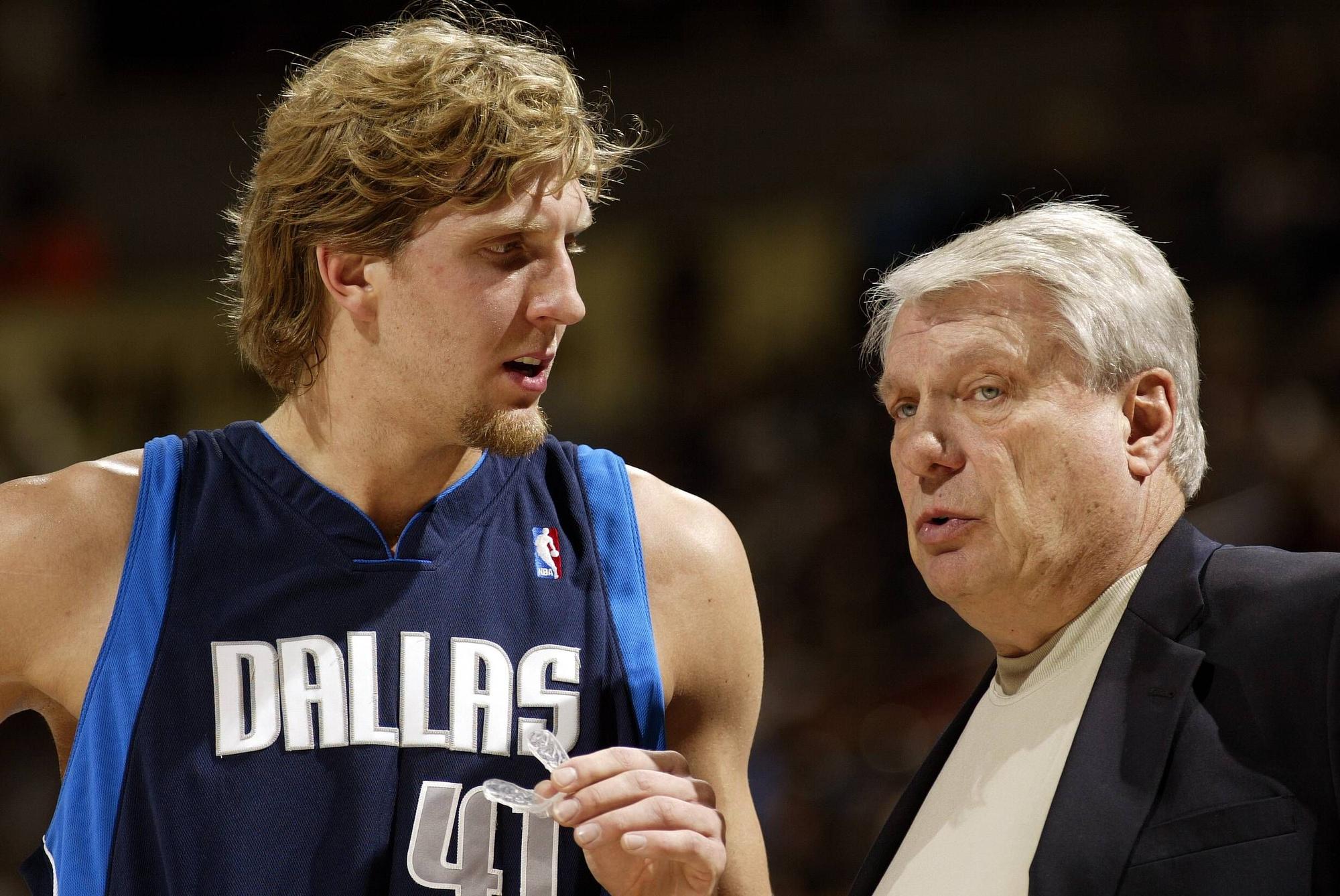 Dirk Nowitzki spricht mit Trainer Don Nelson.