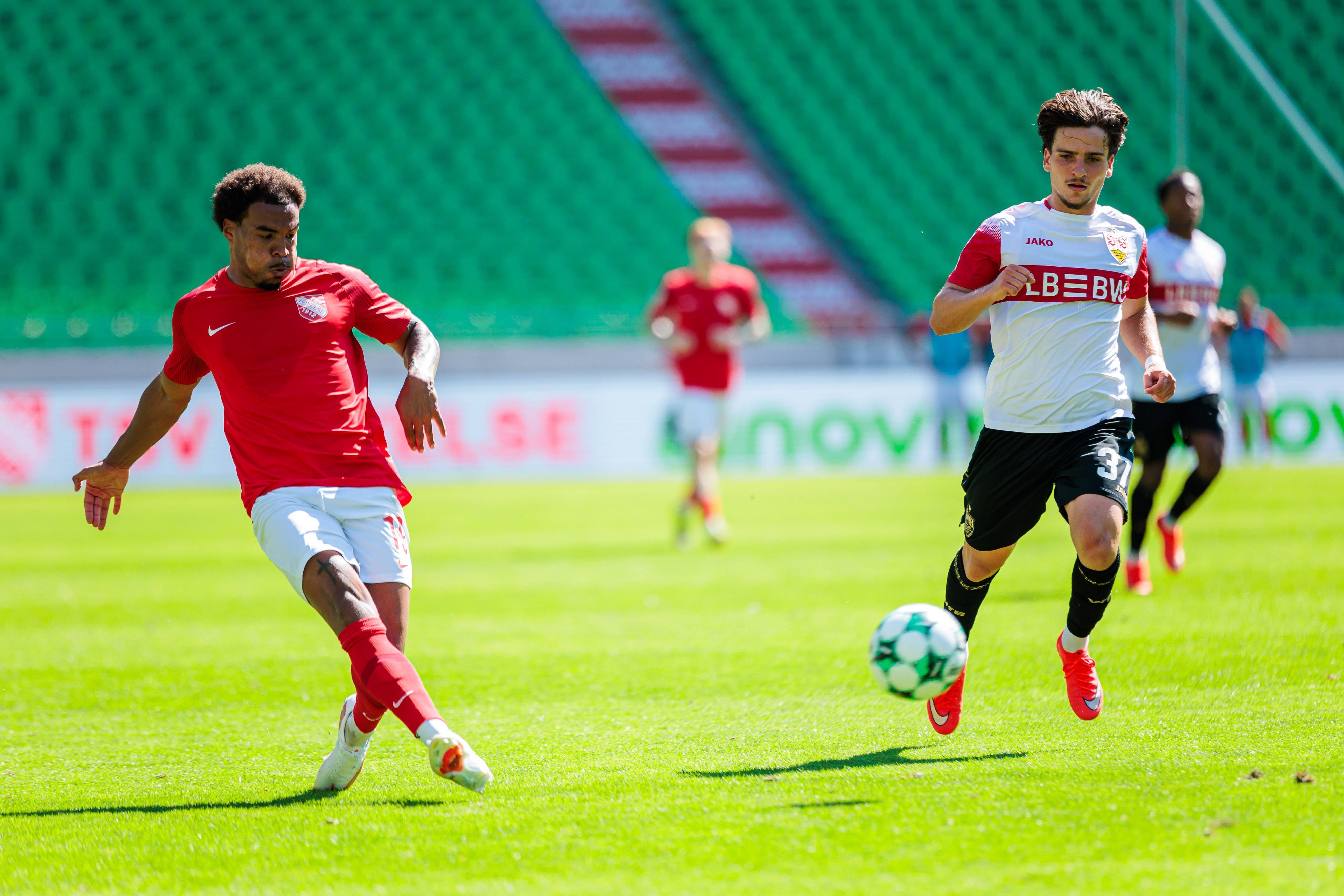 Eric Voufack und David Preu im Zweikampf. Die Tribünen im Hintergrund sind leer.