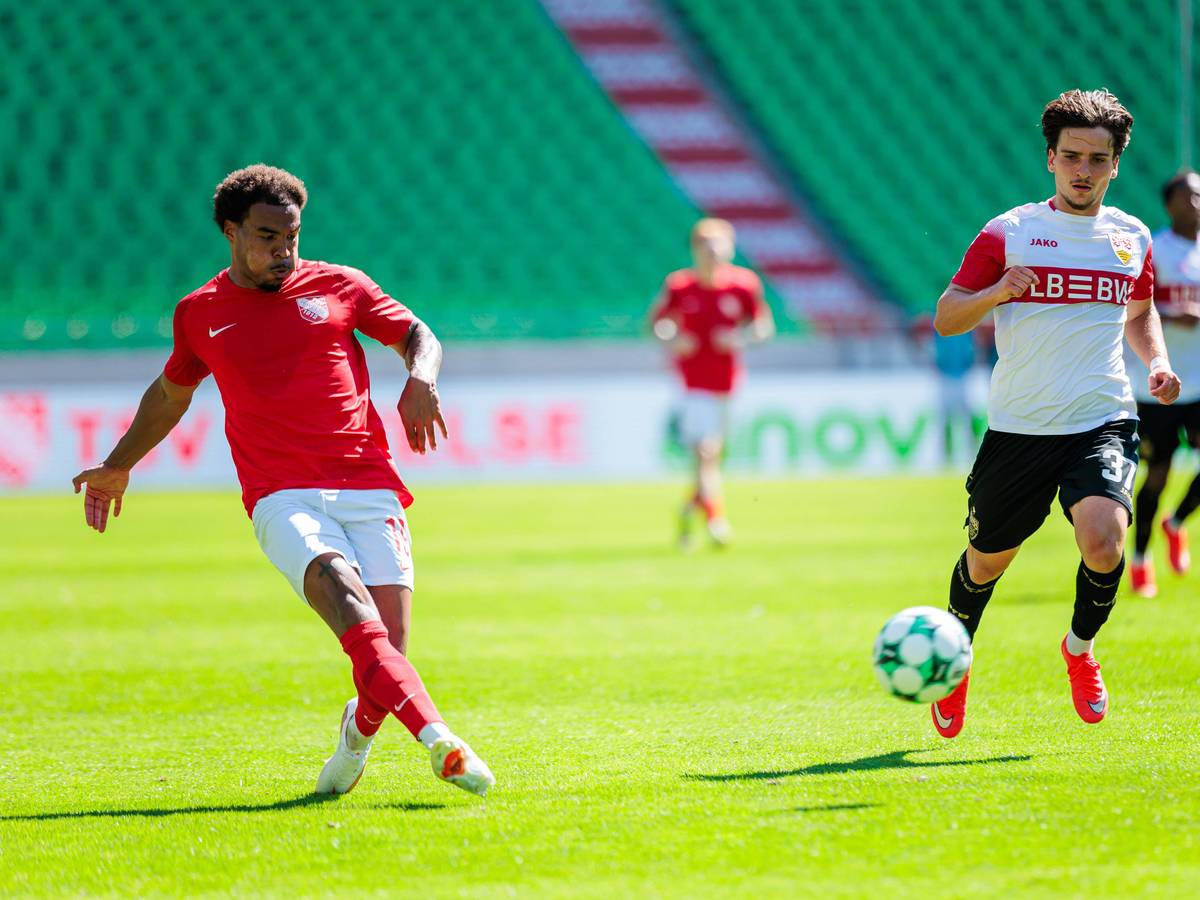 Eric Voufack und David Preu im Zweikampf. Die Tribünen im Hintergrund sind leer.