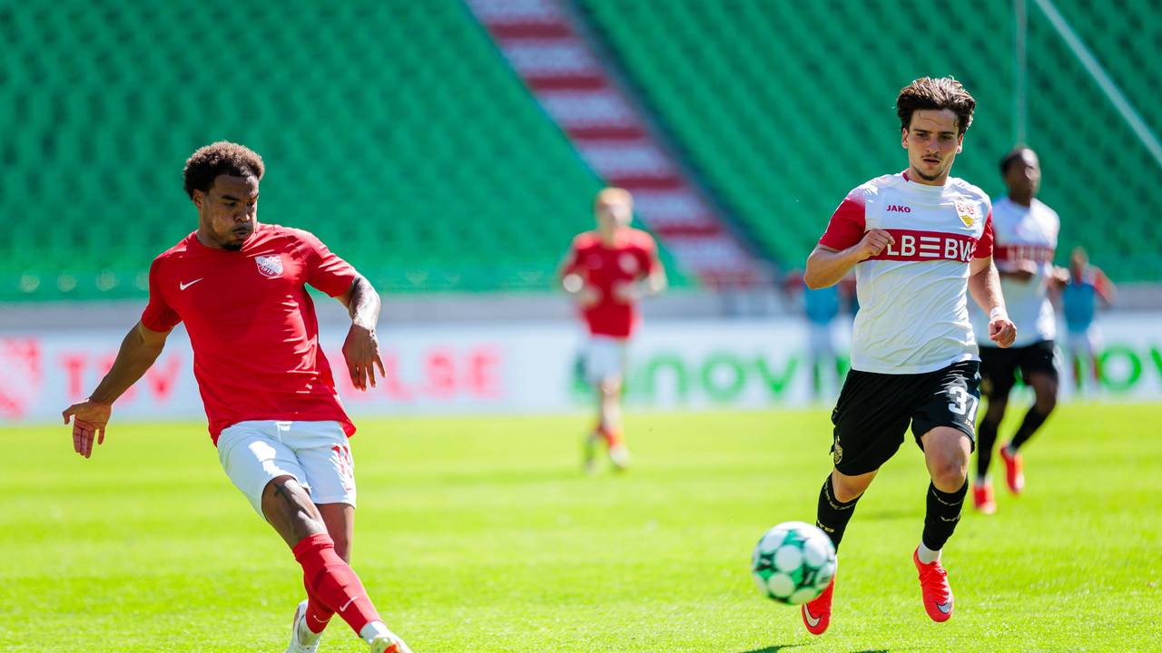 Eric Voufack und David Preu im Zweikampf. Die Tribünen im Hintergrund sind leer.